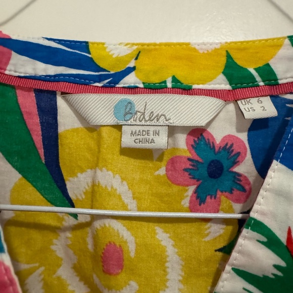 Boden floral V neck popover shirt. - Picture 6 of 6